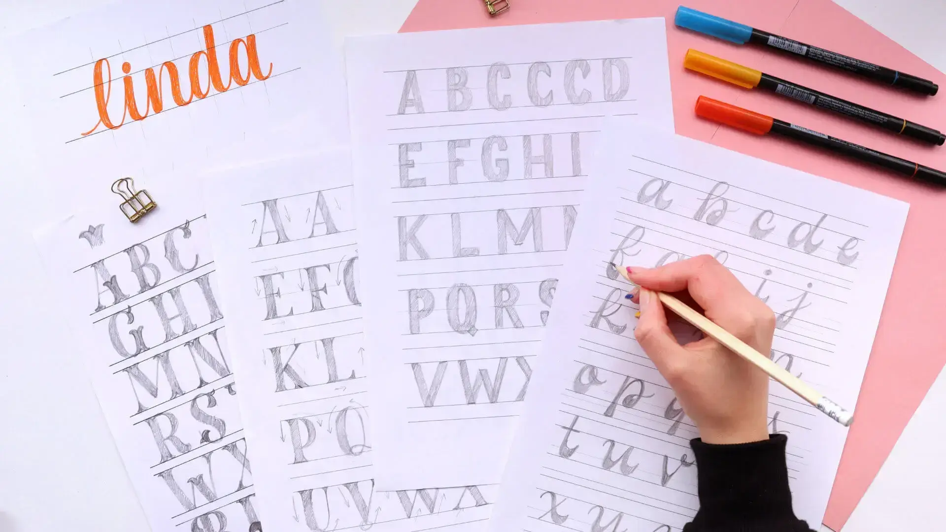 Apostilas com o alfabeto sendo preenchidas a lápis